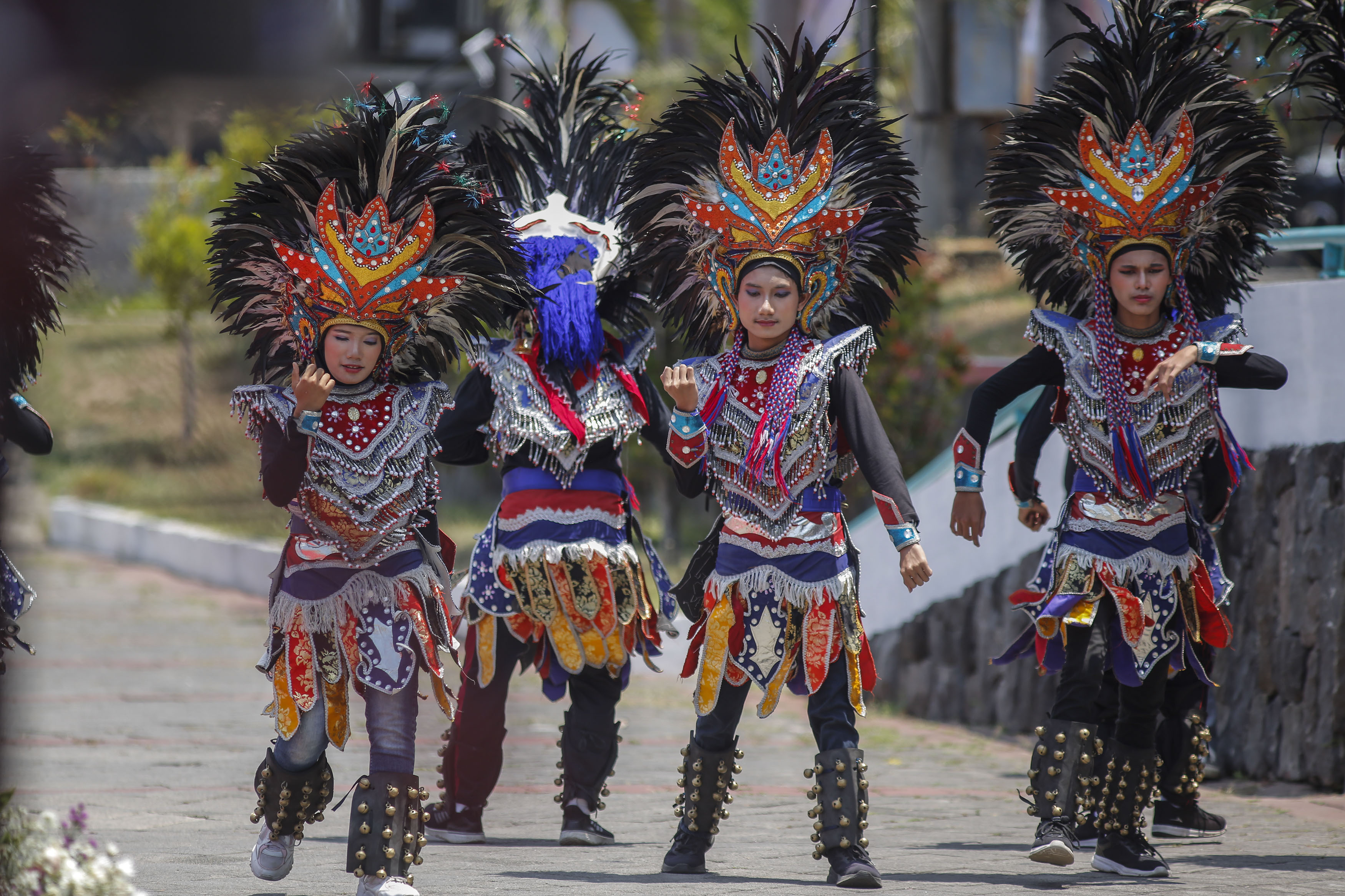 Kesenian Daerah Sambut Kedatangan Obor Api PEPARNAS XVII Solo 2024