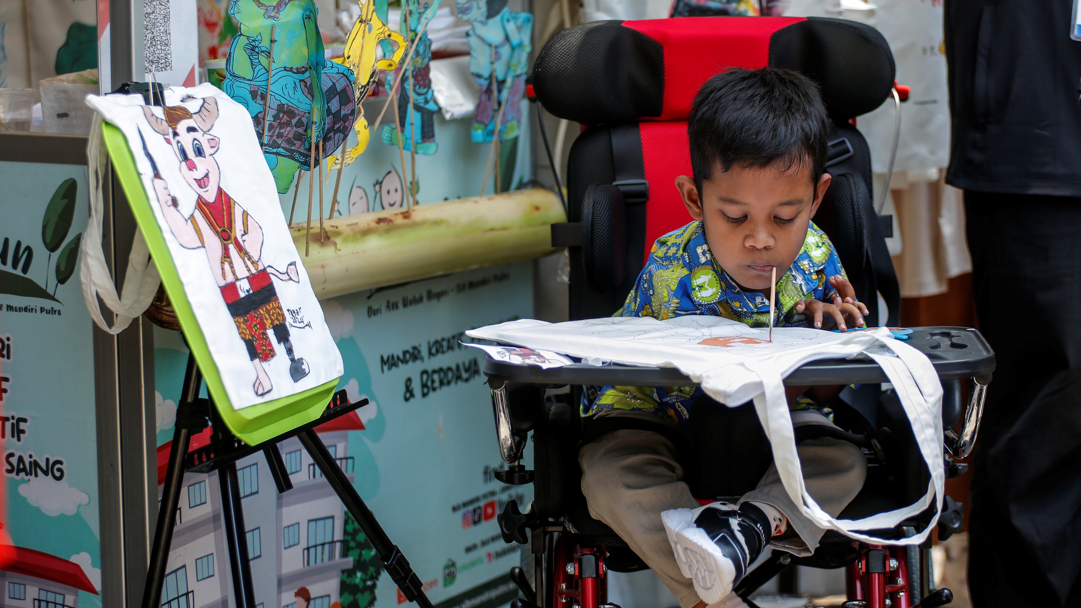 Siswa SLB Ikut Meriahkan PEPARNAS XVII, Tegar Lukis Maskot Kebo Bule dengan Mulut