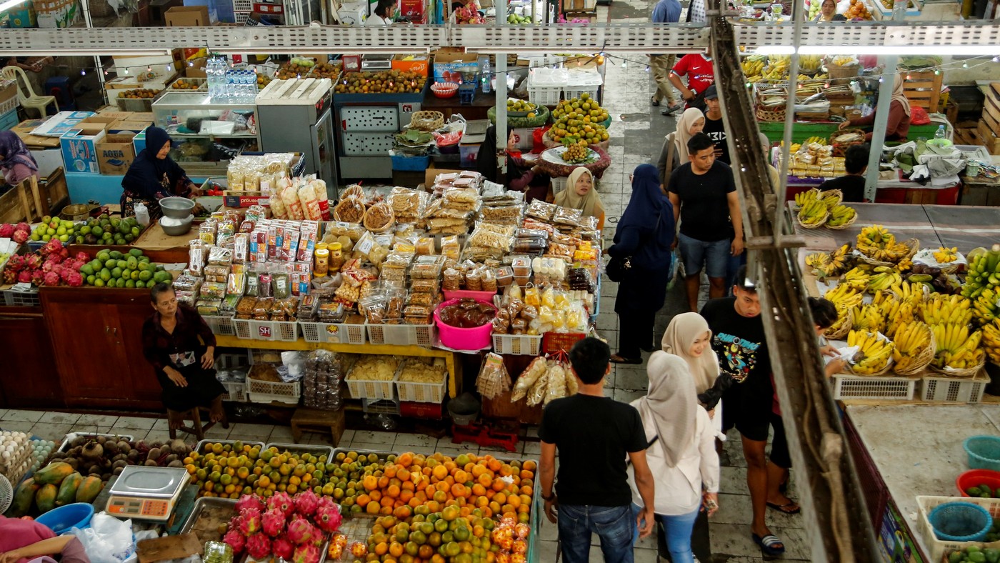 Pasar Gede Jadi Jujugan Berburu Oleh-Oleh Atlet PEPARNAS XVII, Borong Teh Oplosan hingga Karak